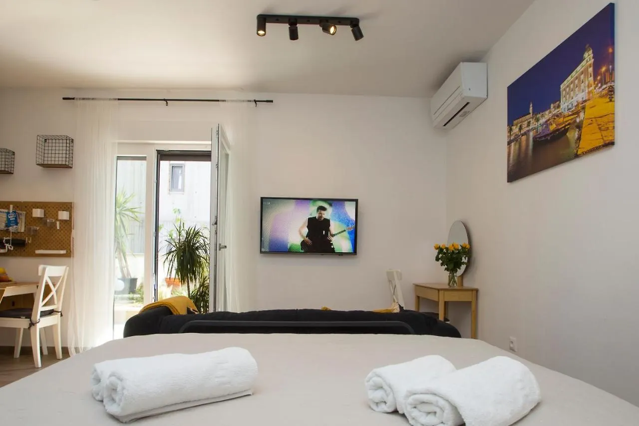 Studio And Hot Tub Split Apartment