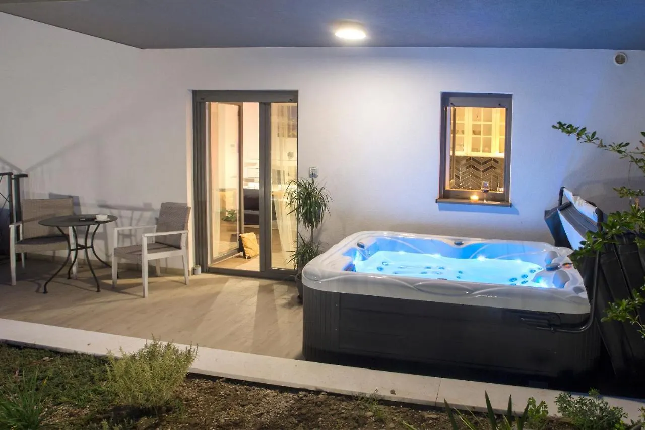 Apartment Studio And Hot Tub Split